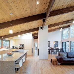 séjour et cuisine au parquet d'une maison bois
