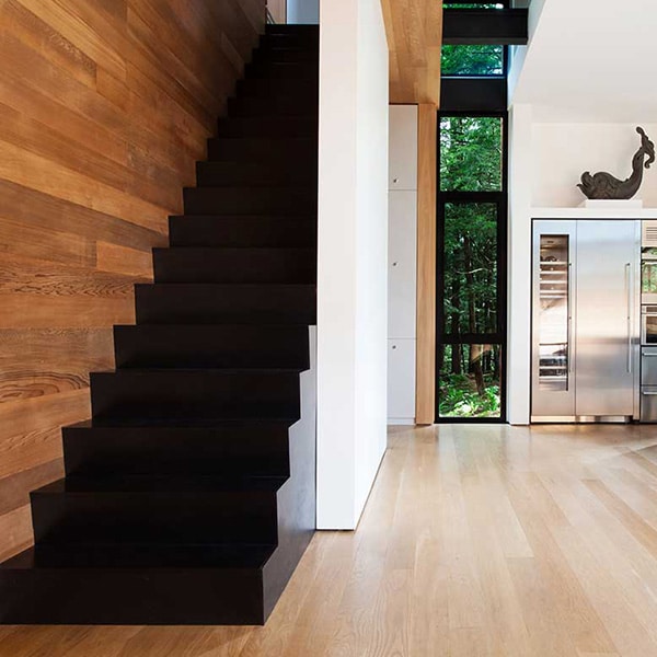 aménagement intérieur d'une maison en bois au canada