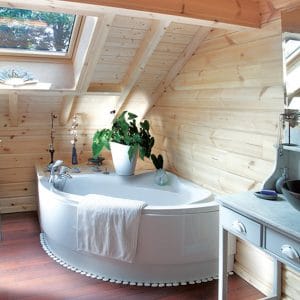 salle de bains avec baignoire dans maison bois massif