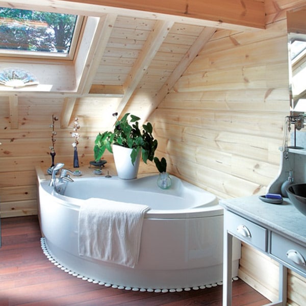 salle de bains avec baignoire dans maison bois massif