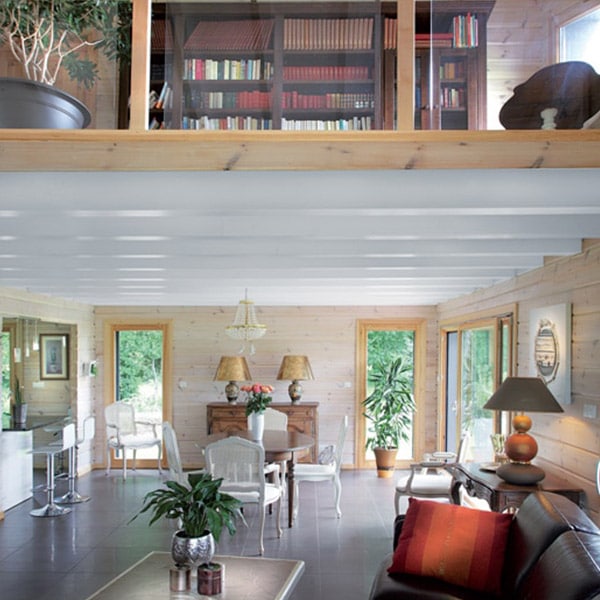 séjour avec galerie en bois d'une maison bois