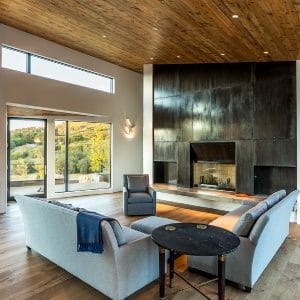 séjour au parquet et cheminée d'une maison longue en bois aux États-Unis