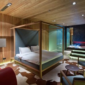 chambre des parents confortable avec baignoire de luxe éclairée