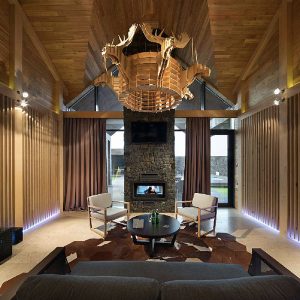 salon cosy en bois dans maison bois en Ukraine