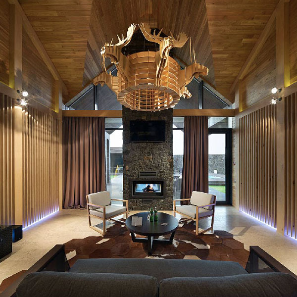 salon cosy en bois dans maison bois en Ukraine