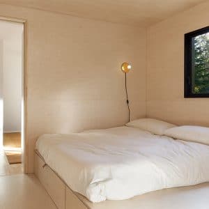 chambre des parents en bois dans maison bois sombre