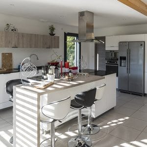 cuisine ouverte blanche dans maison bois