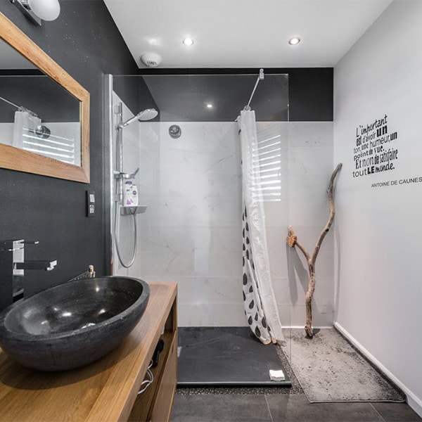 salle de bains au pierre dans petite maison bois