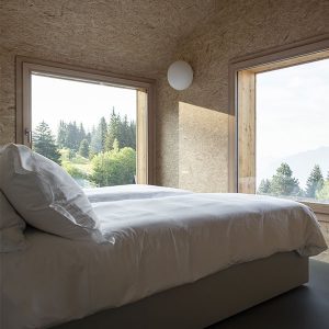 C'est le paysage qui influence et façonne les espaces, comme dans cette chambre avec une vue magnifique © Micha Riechsteiner