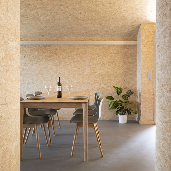Le design des éco-chalets bois est volontairement minimaliste © Micha Riechsteiner