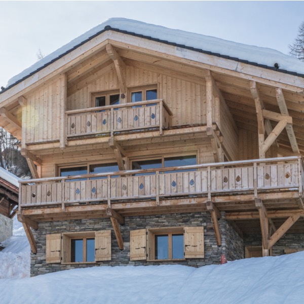 chalet en bois enneigé dans le valais