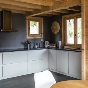 cuisine ouverte blanche dans maison bois familial
