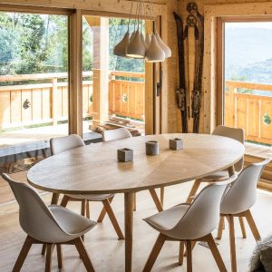table à manger avec vue magnifique dans maison bois