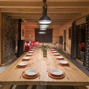 Une salle à manger en bois dans chalet familial près de Colmar