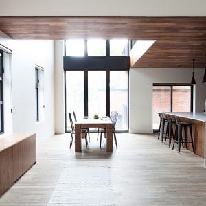 salon ouverte avec cuisine moderne et parquet