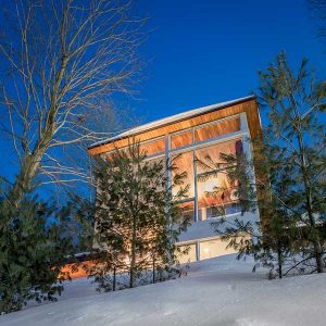Une maison de montagne en bois dans la poudreuse