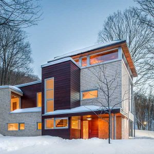 Une maison de montagne en bois dans la poudreuse au Canada