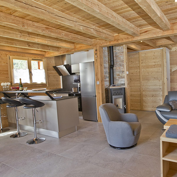 cuisine ouverte avec salon en bois dans chalet familial