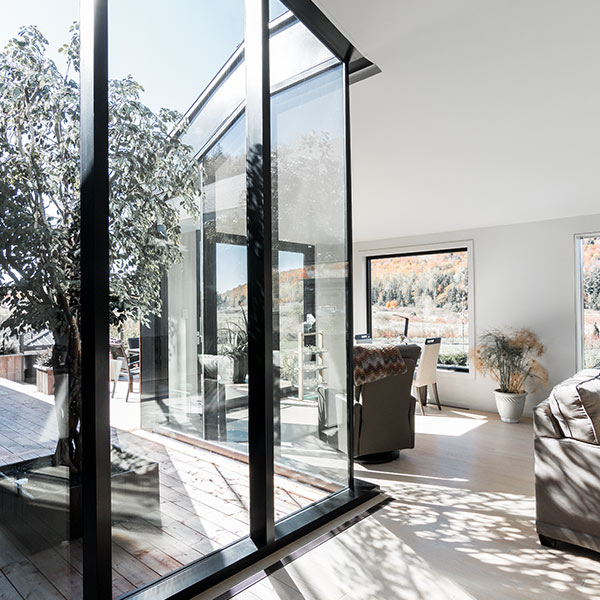 Salon lumineux dans maison bois