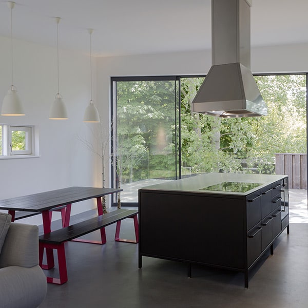 cuisine moderne noire ouverte dans maison bois au Royaumen Uni