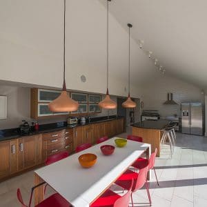 salle à manger avec cuisine ouverte