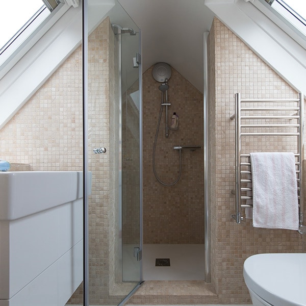 douche dans étage supérieur dans maison bois en Angleterre