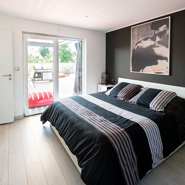 chambre des parents dans maison bois
