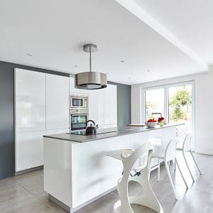 cuisine blanche ouverte dans maison bois