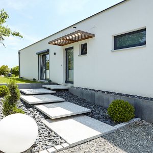 entrée moderne avec des plaques de pierre blanche