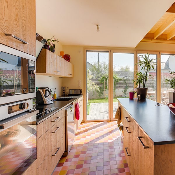 cuisine en bois ouverte dans maison bois