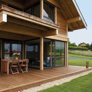 terrasse en bois bien traitée d'une maison bois avec jardin