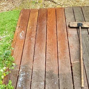 Le bois peut être nettoyé avec un balai et le bon produit.