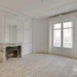salon traditionnel avec cheminée