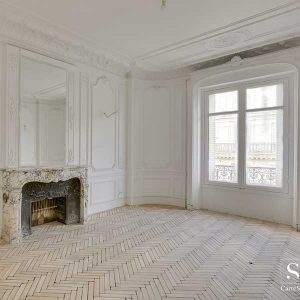 salon traditionnel avec cheminée