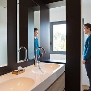 salle de bains moderne dans maison bois