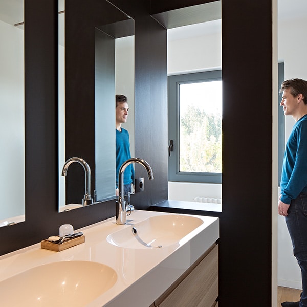 salle de bains moderne dans maison bois