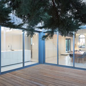 cour intérieure avec plancher en bois