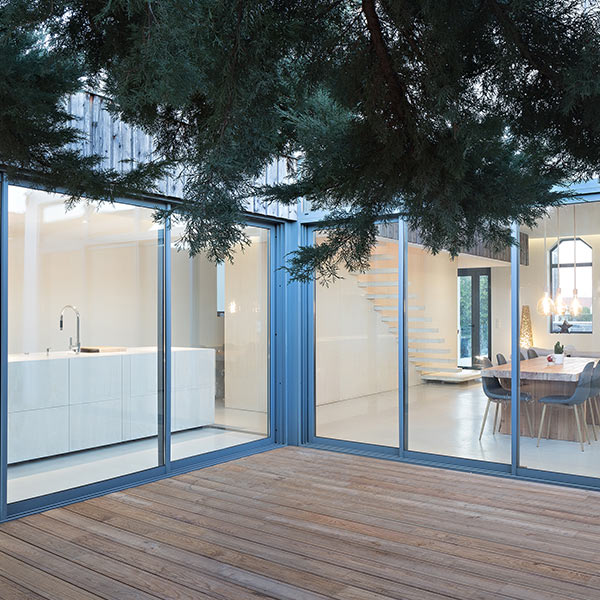 cour intérieure avec plancher en bois