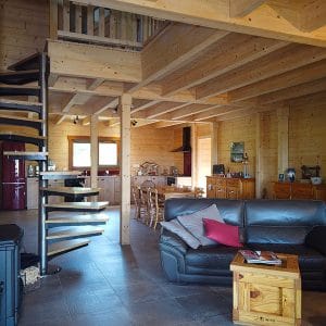 salon avec galerie en bois