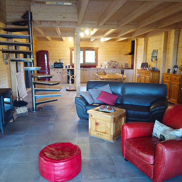 salon avec cuisine ouverte en bois