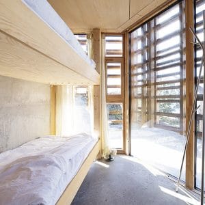 lit à deux étages en bois dans maison bois