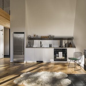 cuisine ouverte blanche dans maison bois