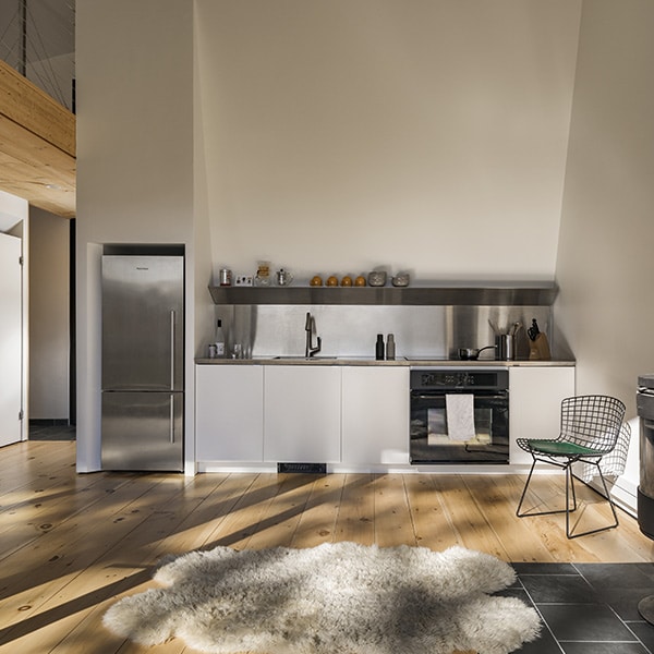 cuisine ouverte blanche dans maison bois
