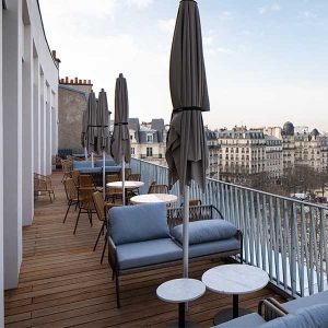 terrasse en bois d'un auberge jeunesse à Paris