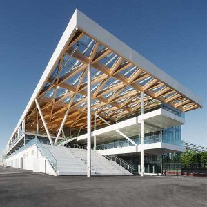 paddock du formule 1 avec plafond en bois
