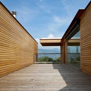 maison bois avec un terrasse en bois dans les montagnes