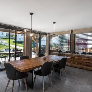 Une table de salle à manger en bois design et moderne