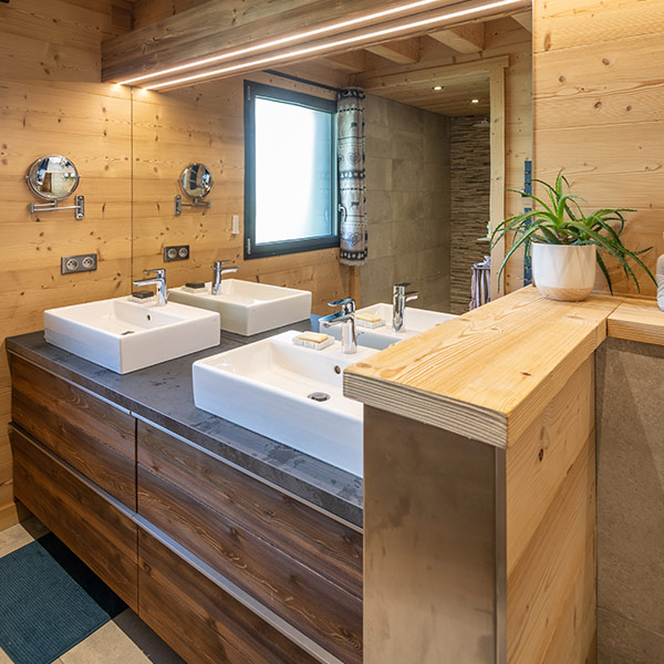 Une salle de bains en bois dans un chalet en bois à La Bresse