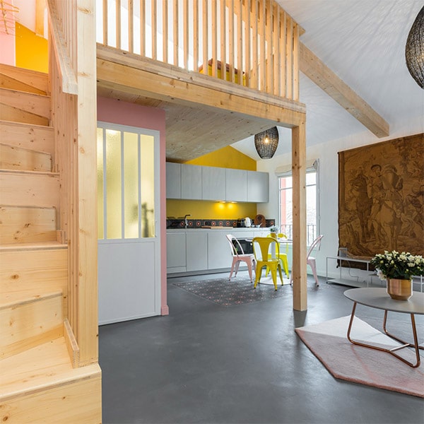cuisine avec une galerie en bois