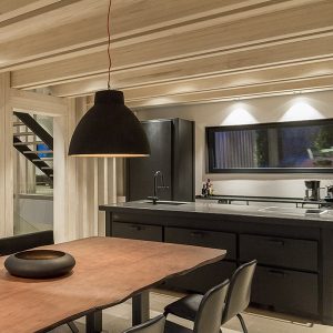 cuisine noire dans villa bois